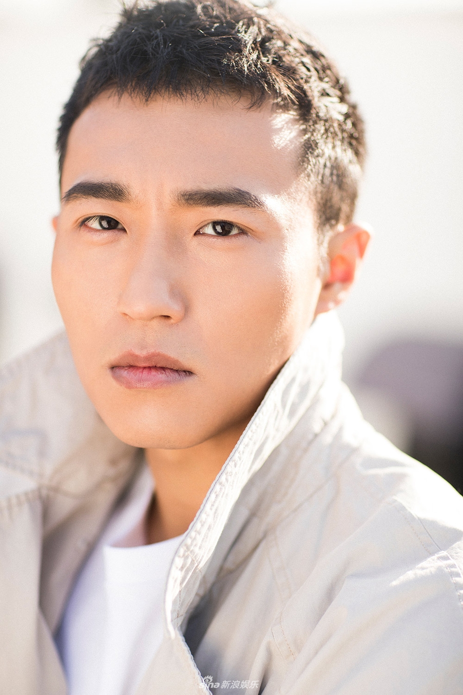 在阳光下自然洒脱,而"眼神杀"更是撩力十足!