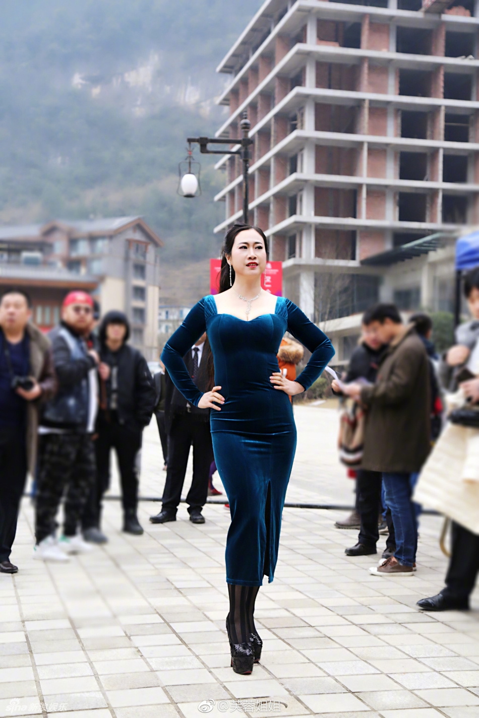 组图:芙蓉姐姐穿红旗袍沙发凹造型 身材丰满曲线傲人