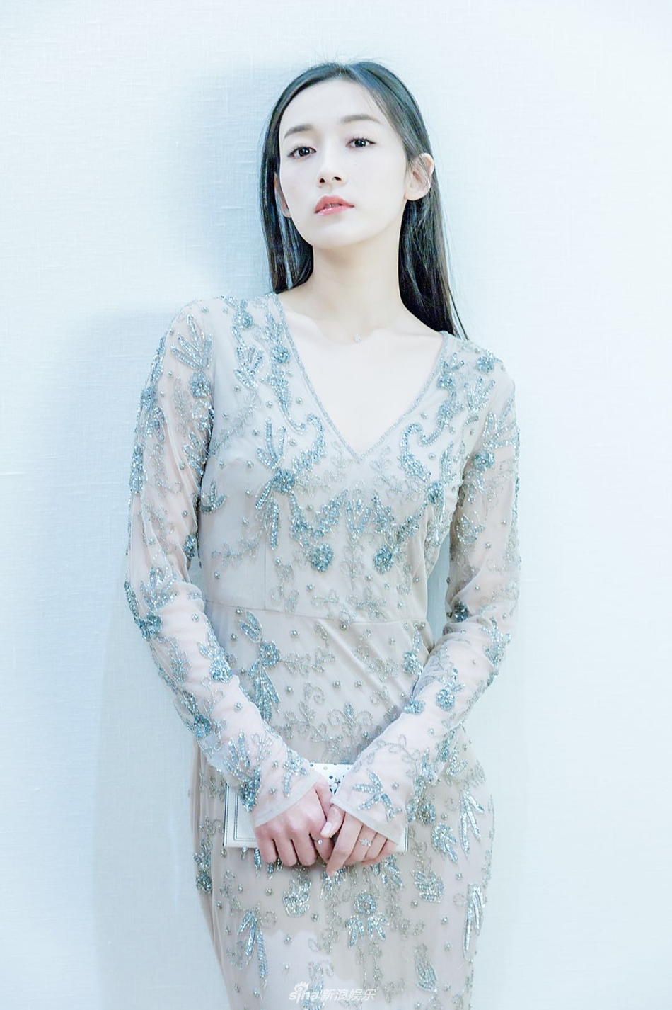 组图:李若宁受邀慈善之夜 灵动清新翩然若仙