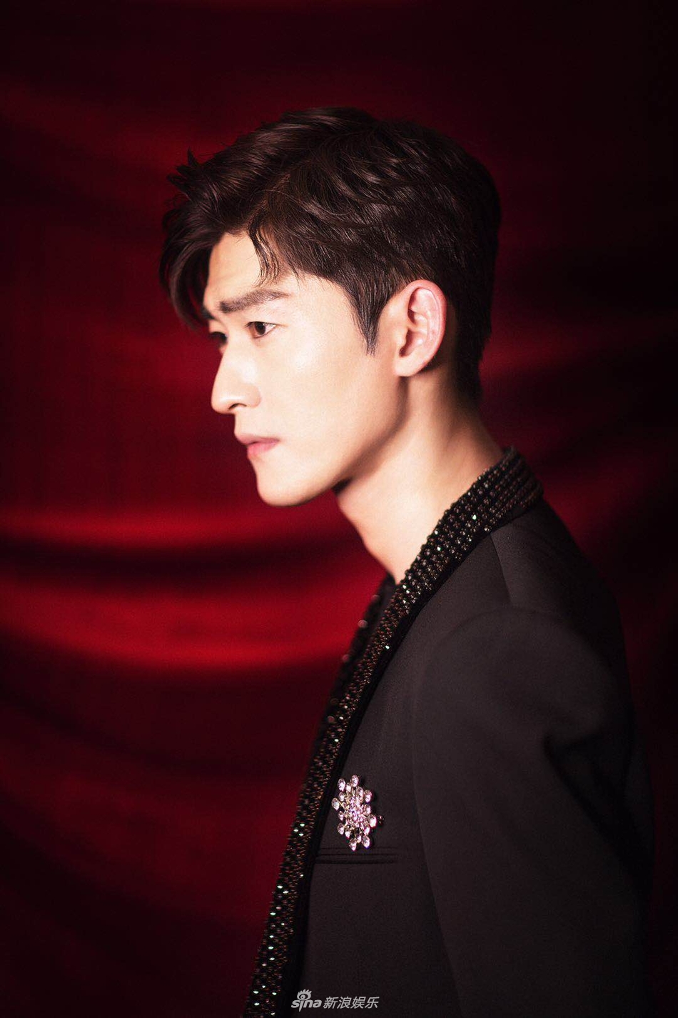 组图:张翰黑西装帅气亮相活动 获年度突破电影演员