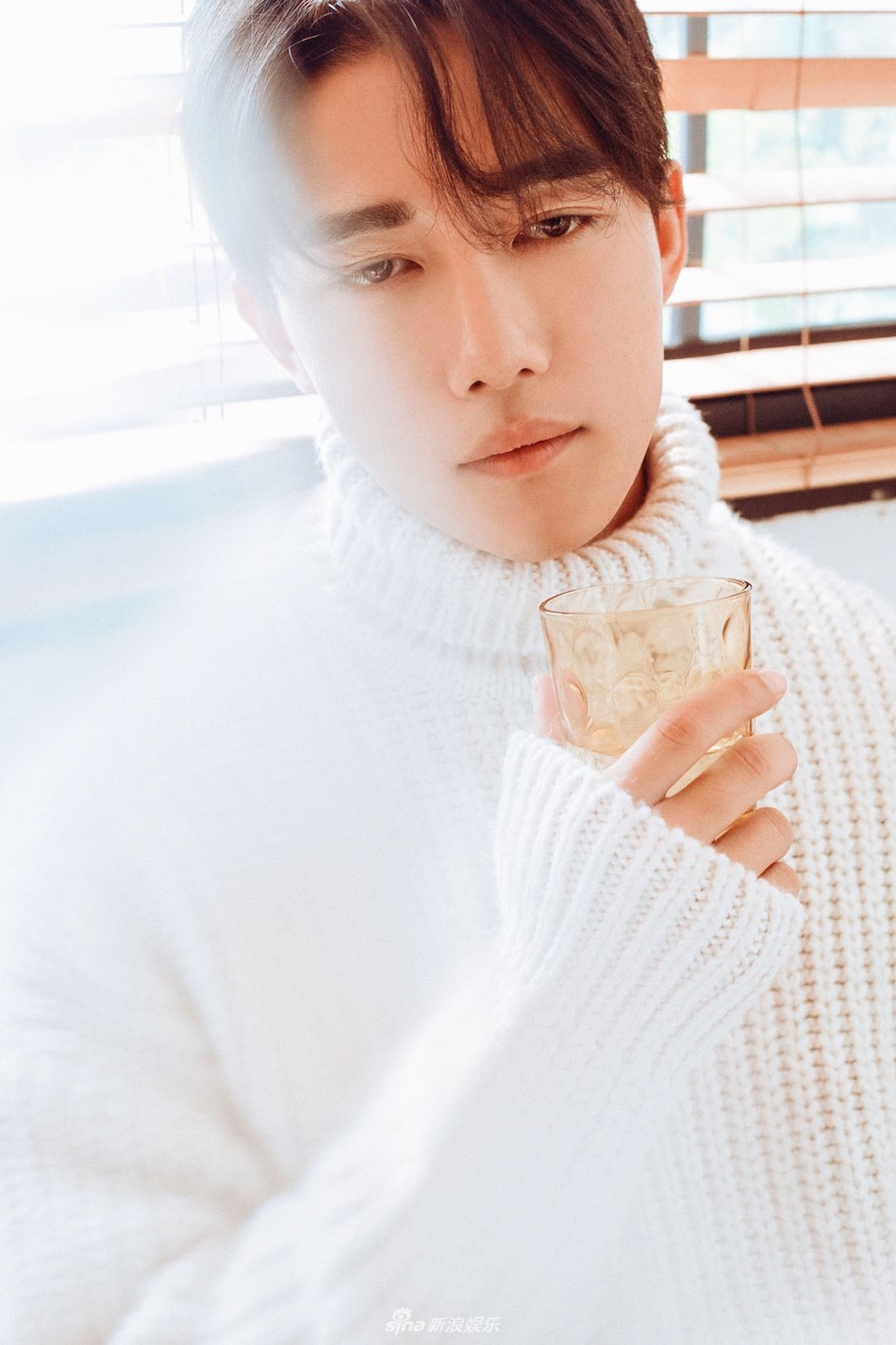 组图:章涛冬日写真曝光 温暖治愈尽显率性男友力