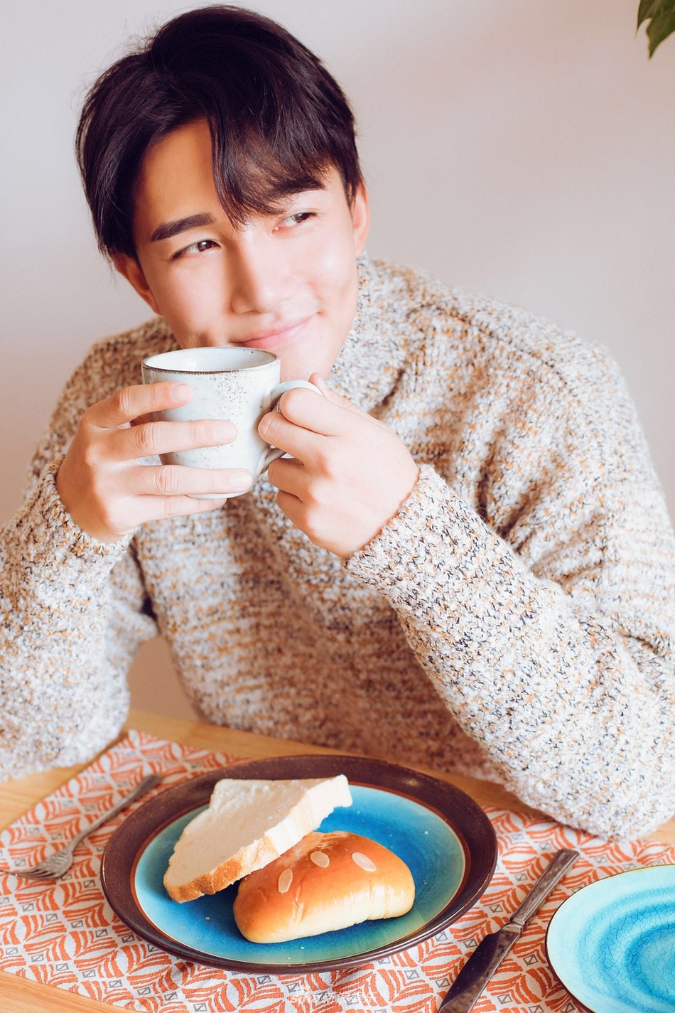 组图:章涛冬日写真曝光 温暖治愈尽显率性男友力