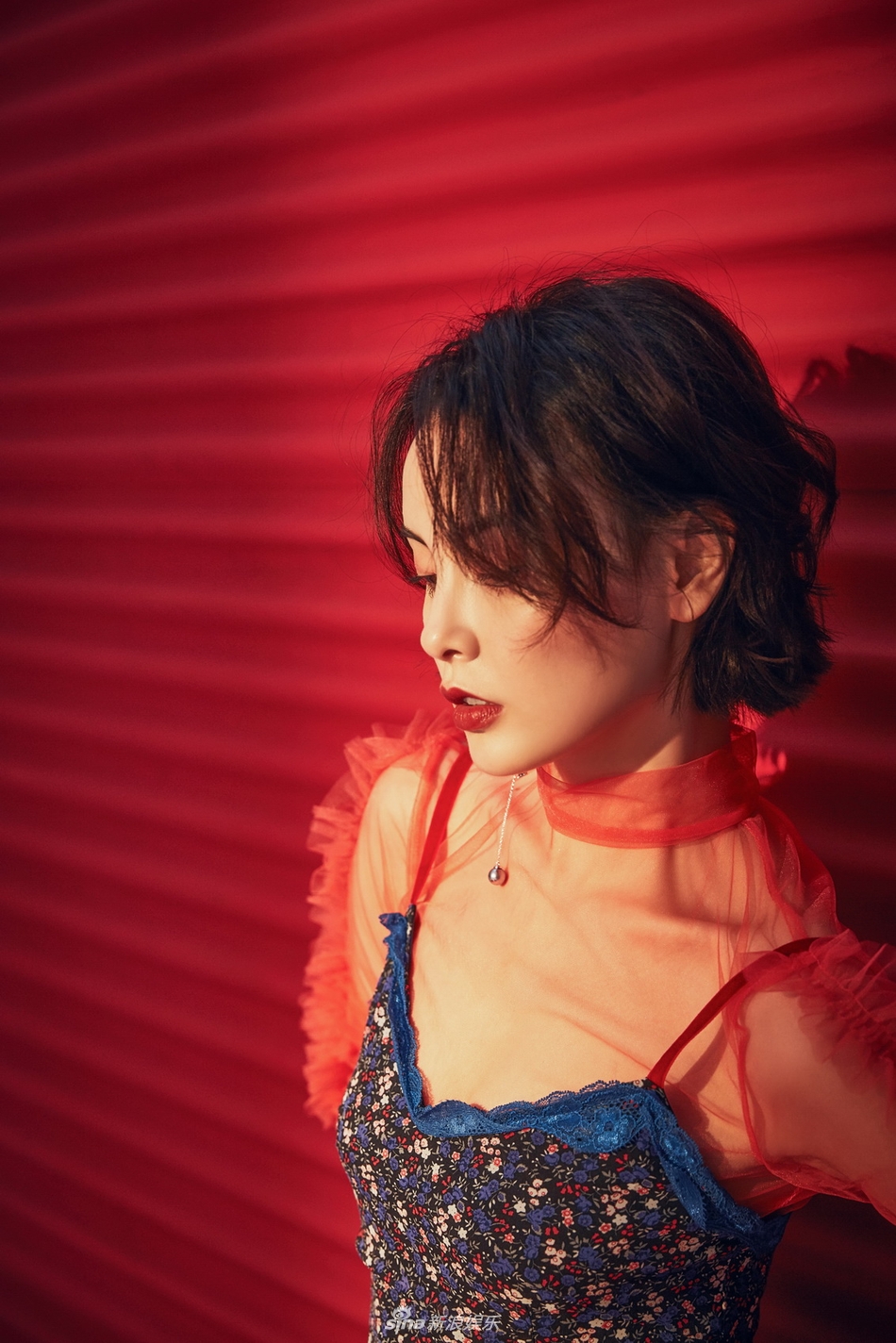 赵宇彤酒红系格调大片 雪肤红唇尽显魅力