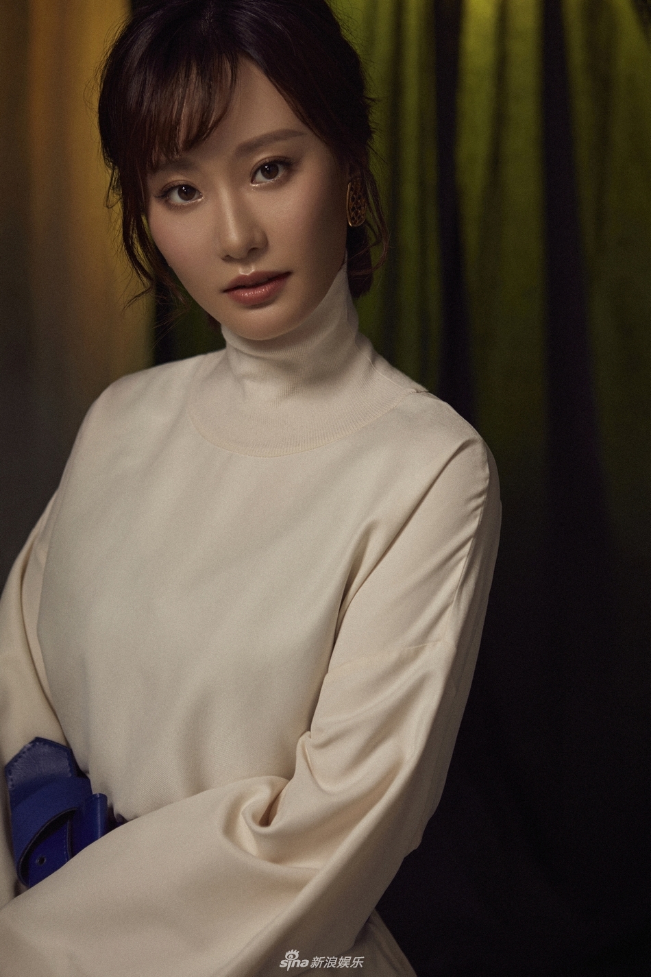 组图:张逗逗曝复古风质感写真 光影之间文艺范十足