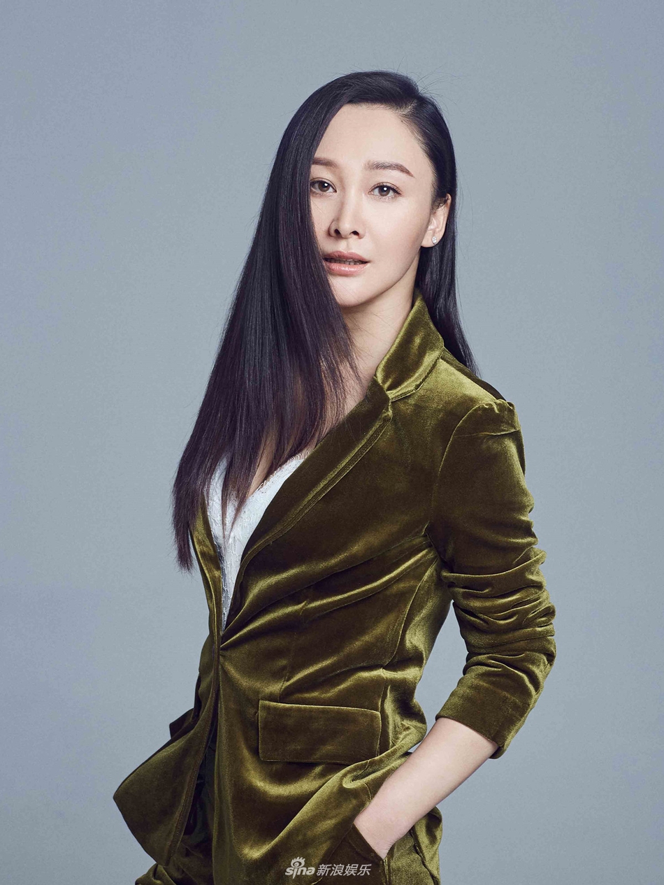 组图:白雨写真大片曝光 气场全开女王范儿十足