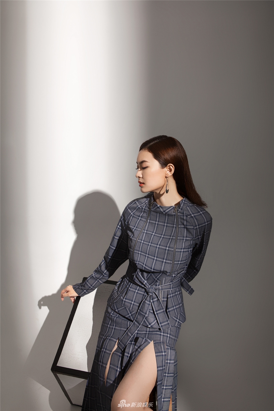 新浪娱乐讯   近日,演员郝好曝光一组写真,照片中,郝好或身着粉色连帽