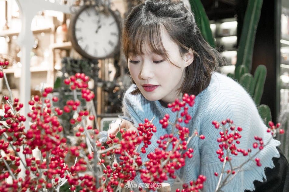 组图:张逗逗曝随性街拍 丸子头出镜清新治愈_高清图集_新浪网