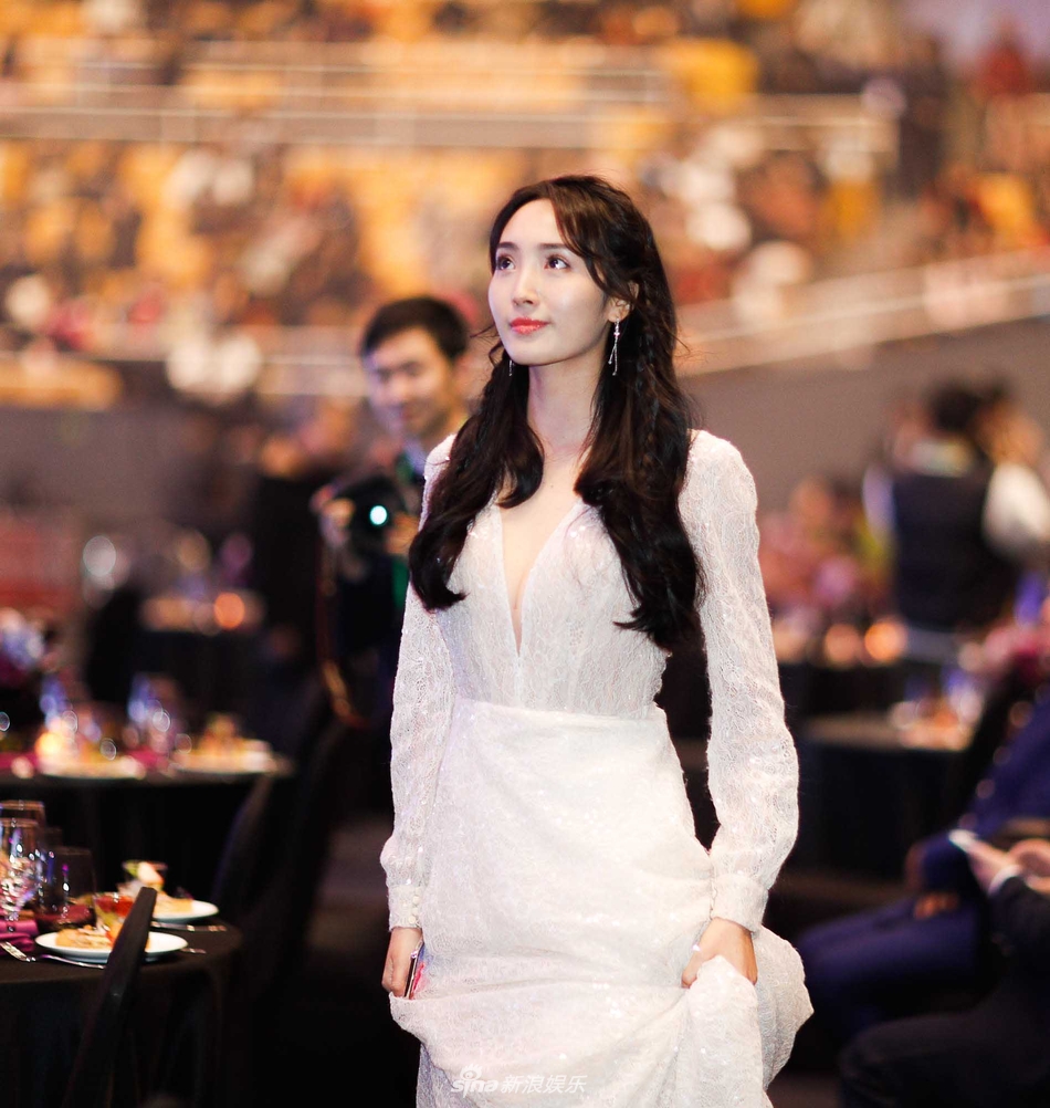 红毯及颁奖环节王紫璇分别以"