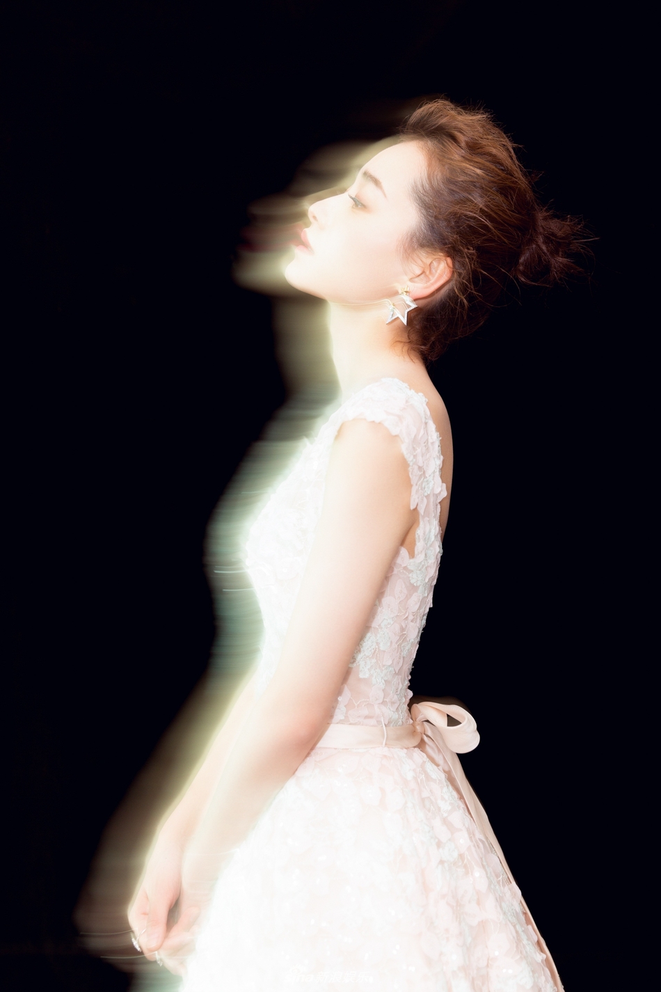 组图:柴碧云白色礼服大秀美背 造型大方时尚感up