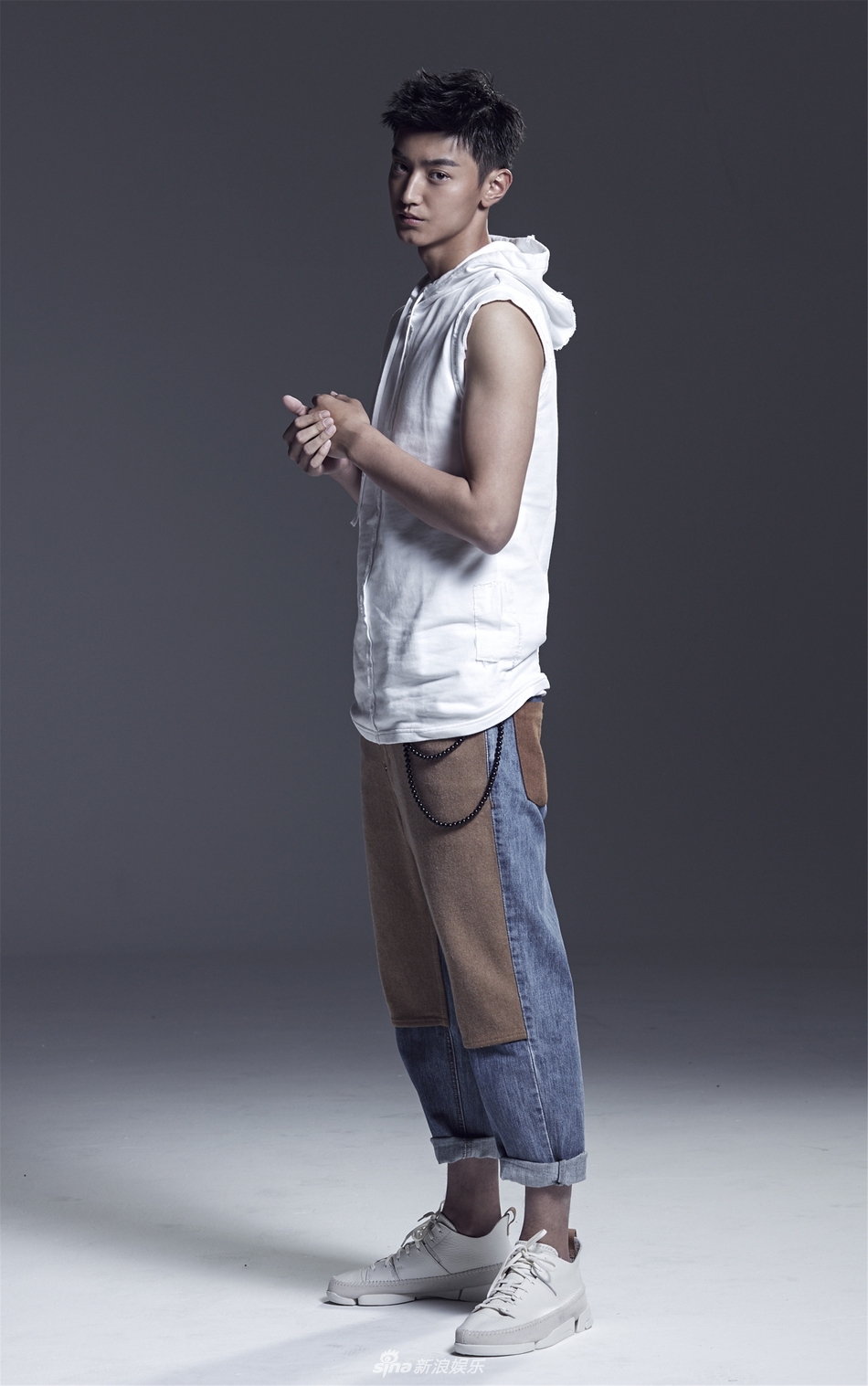 04 15:17:10 1 / 6 新浪娱乐讯 近日,新生代演员王宥钧最新写真曝光