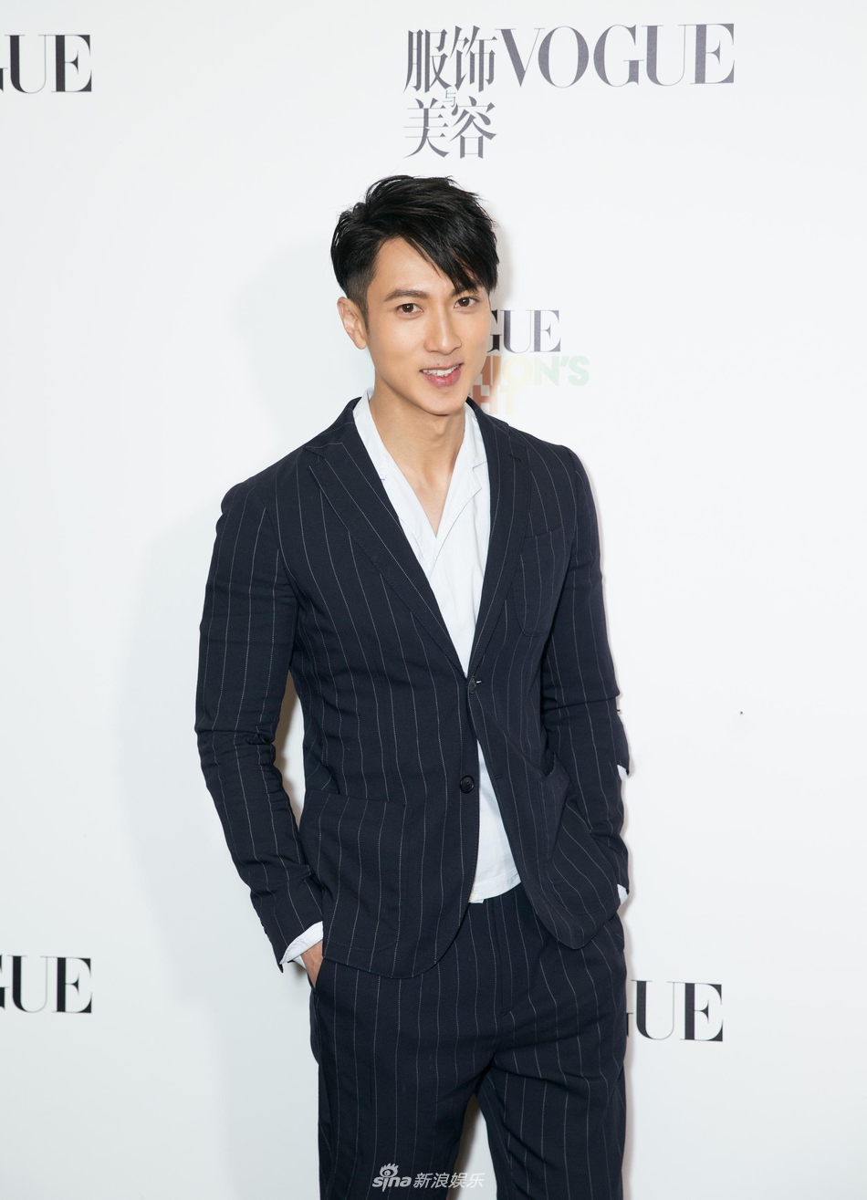 组图:吴尊帅气亮相时尚活动 摩登西装尽显完美肌肉线条