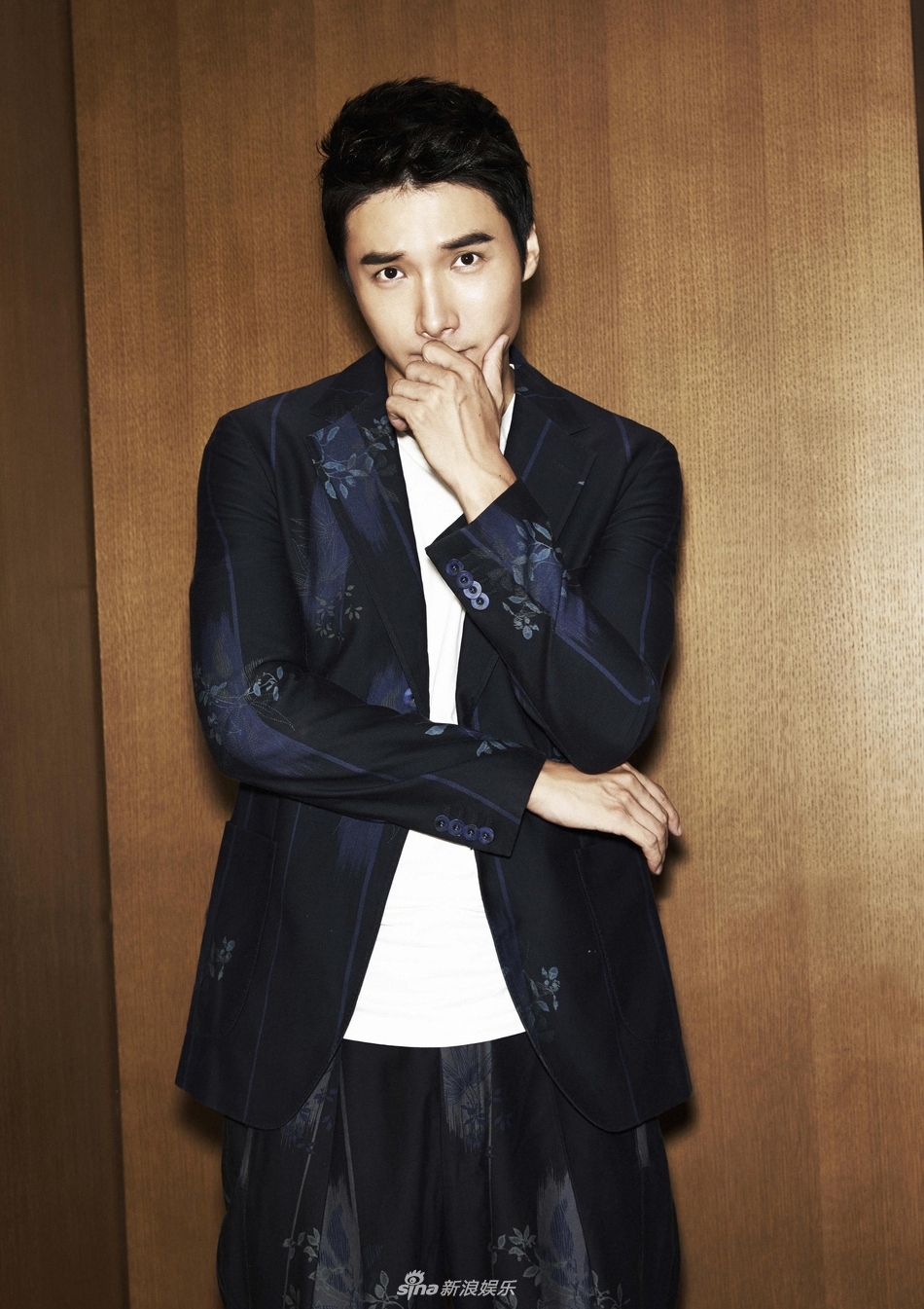 组图:李泰蓝色西装写真 展现多面魅力_高清图集_新浪网