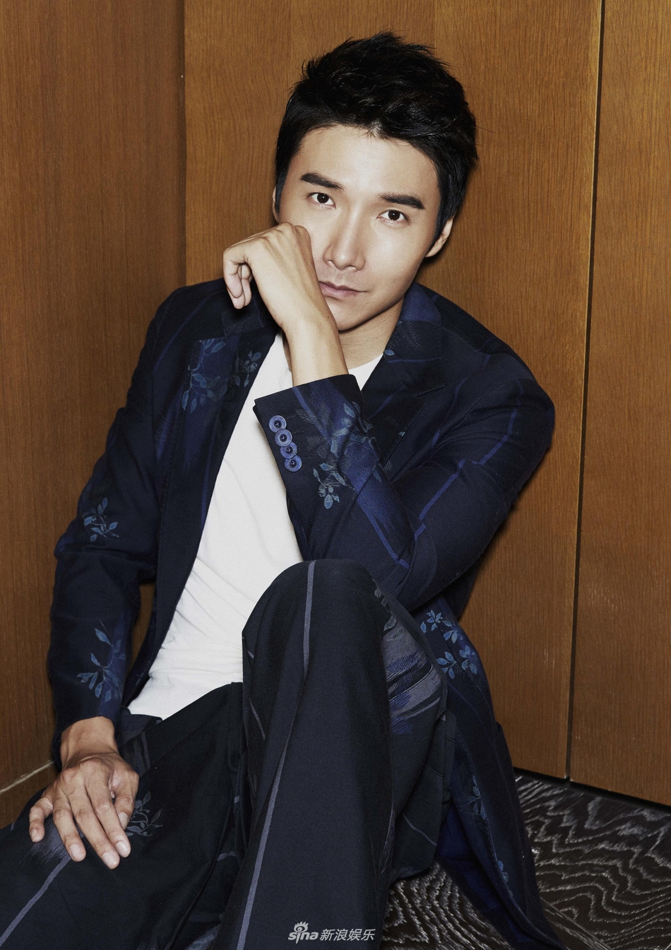 组图:李泰蓝色西装写真 展现多面魅力