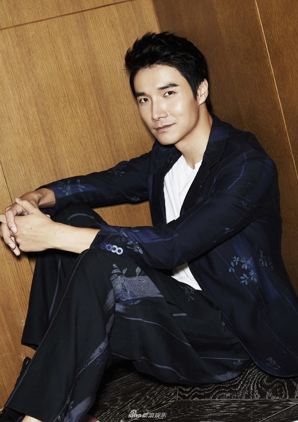 组图:李泰蓝色西装写真 展现多面魅力