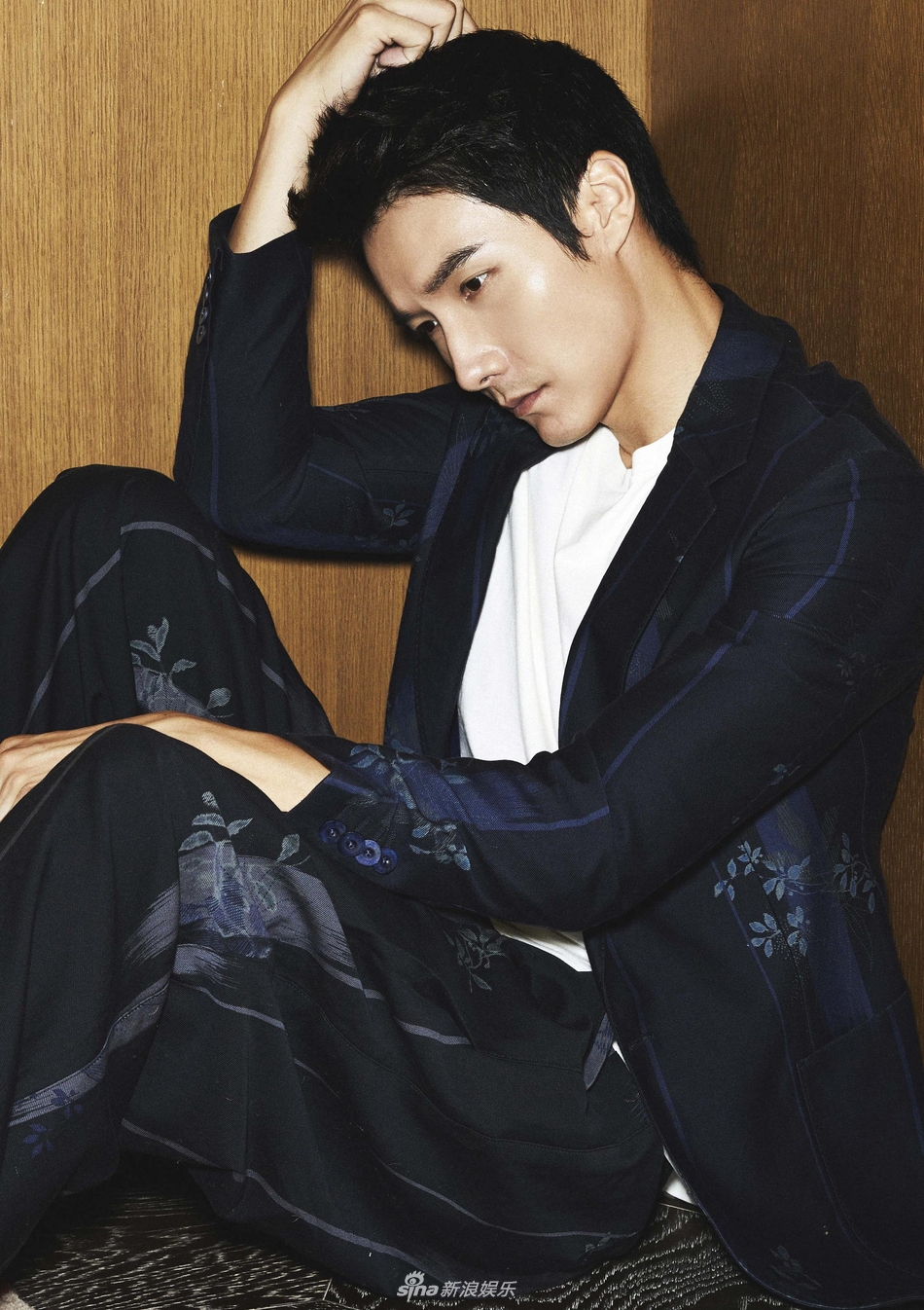 组图:李泰蓝色西装写真 展现多面魅力