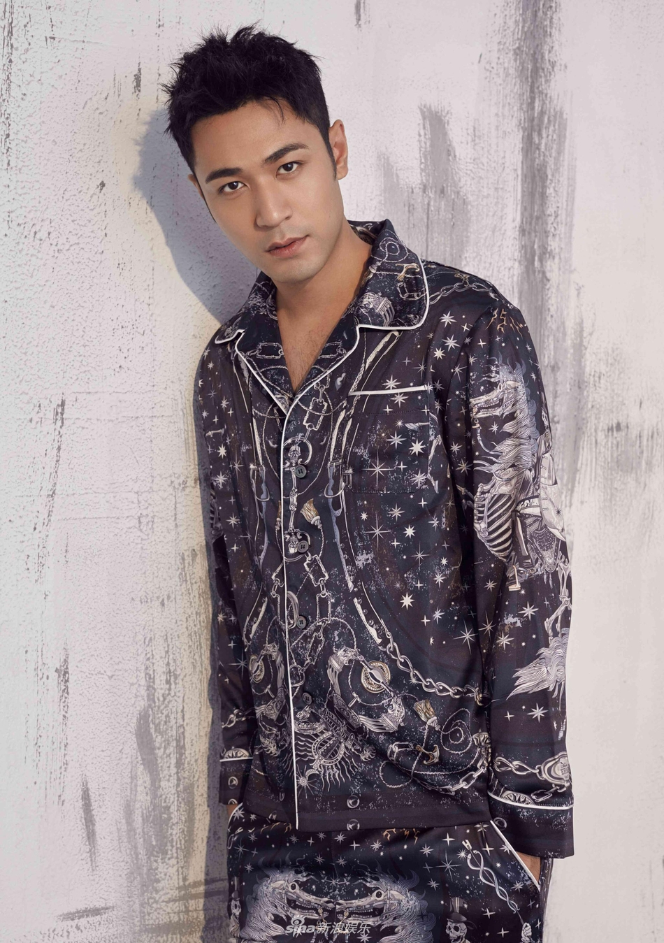 组图气场全开撩力升级高健睡衣风写真慵懒诱惑