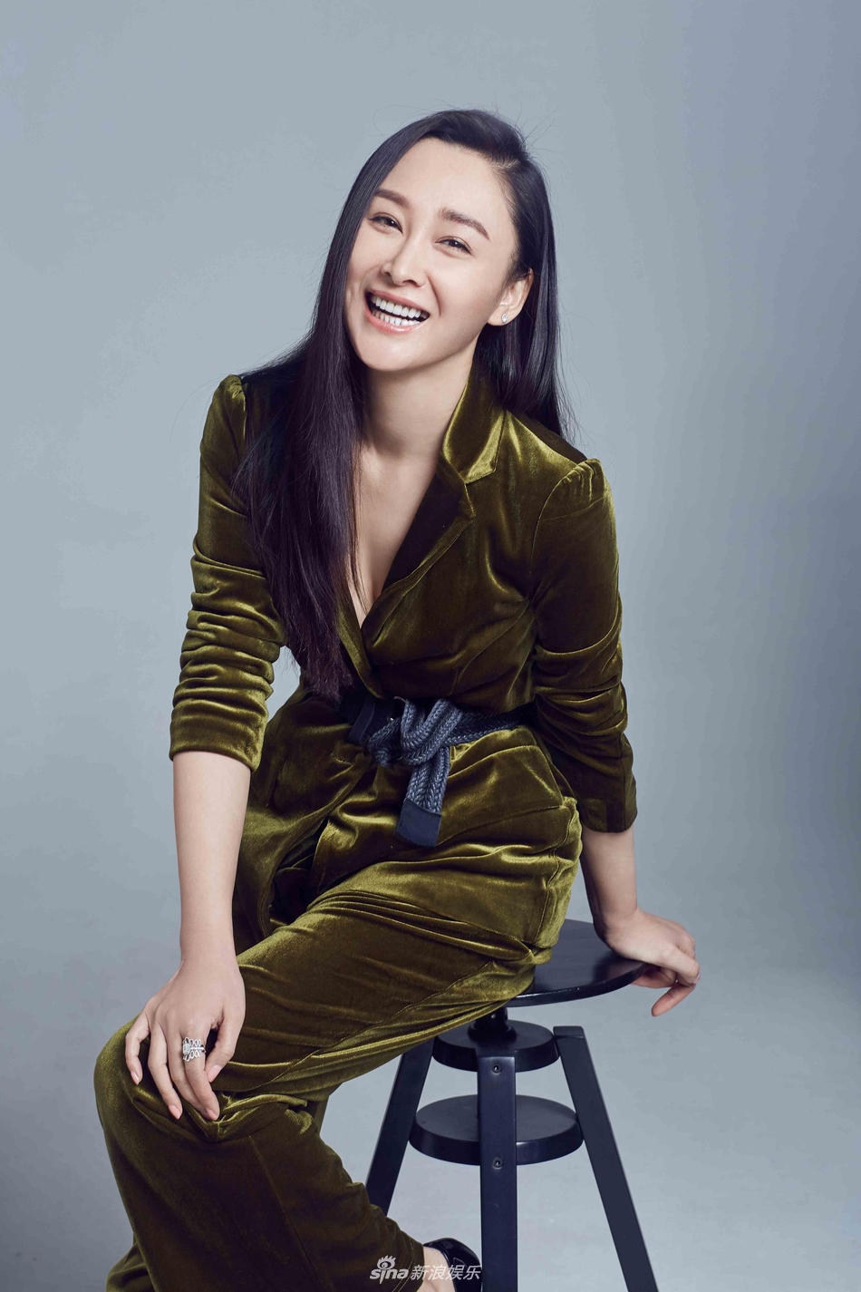 04 17:54:47 1 / 5 新浪娱乐讯 近日,实力派演员白雨曝光一组职业风