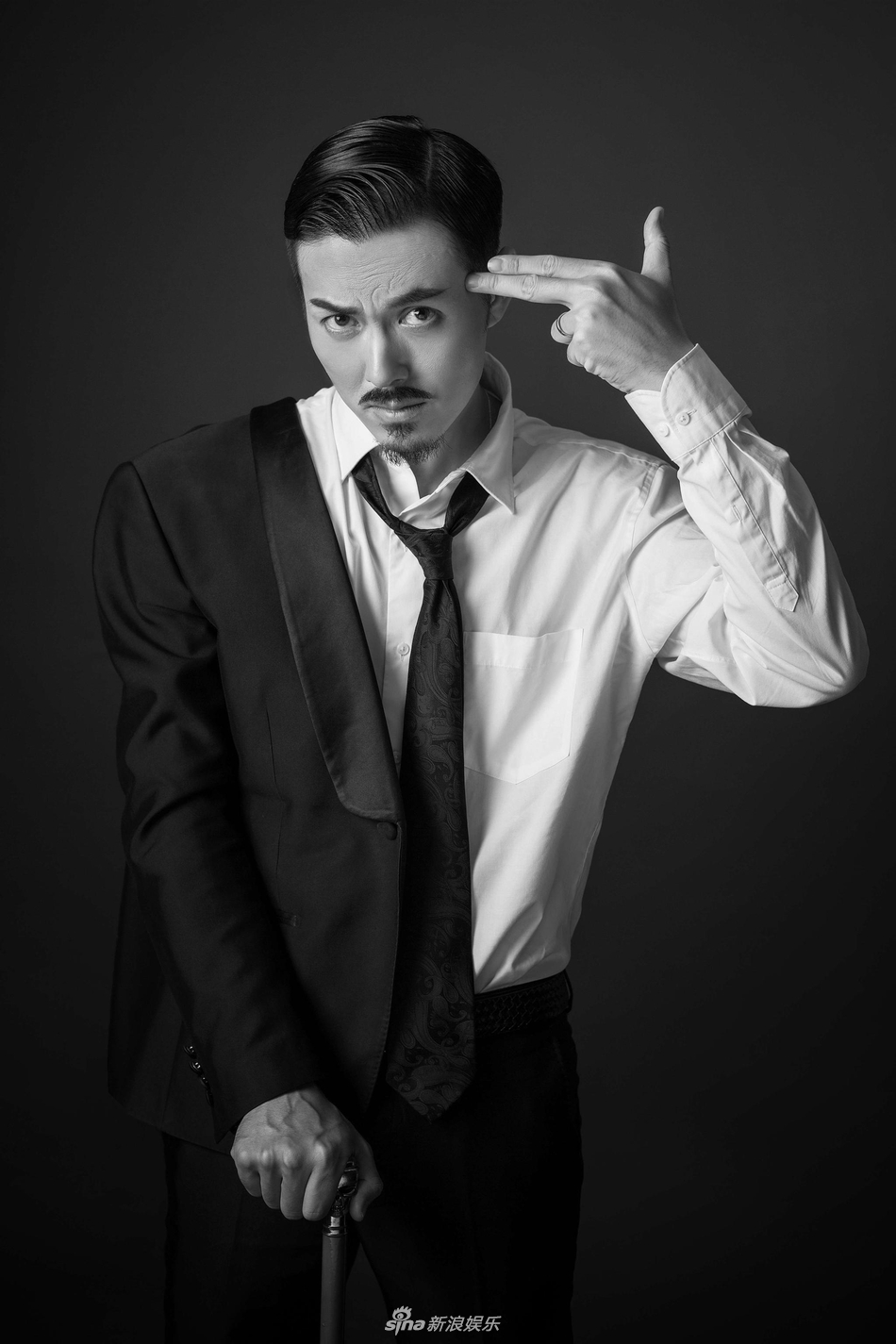 组图:李广旭曝光个性大片 西装半穿轻松玩转时尚