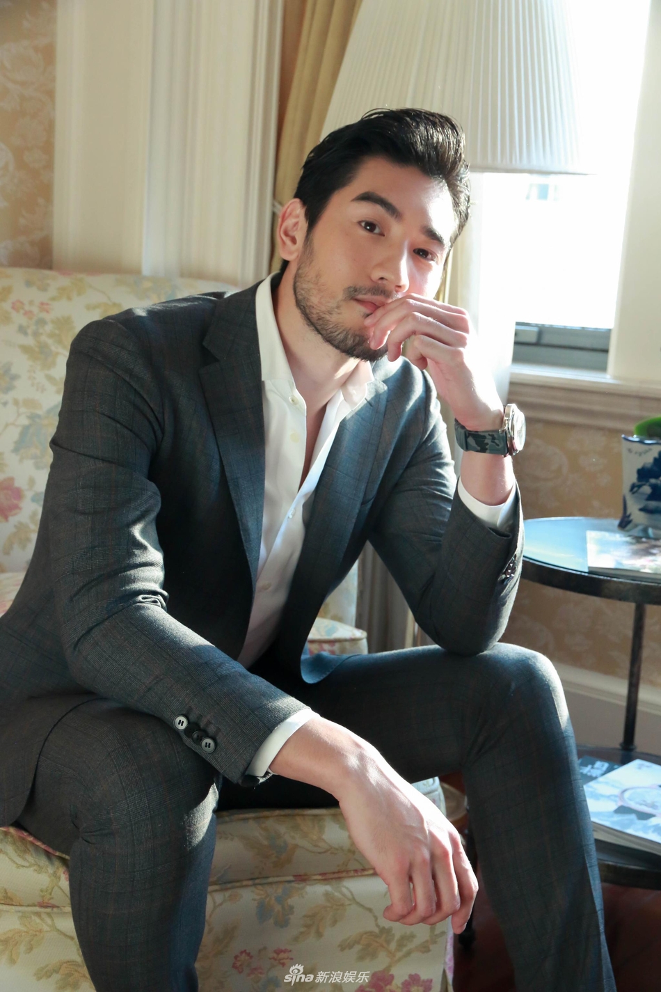 组图高以翔灰色西装亮相亲自送粉丝玫瑰暖心十足