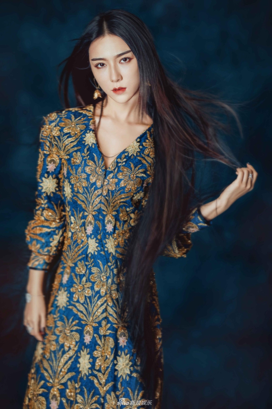 组图宁心刺绣古韵写真曝光神情冷艳孤傲英气十足