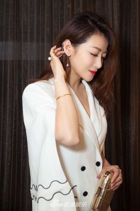 组图陈紫函西装裙出席瑞丽大赏晋升制片人通告满档气场强