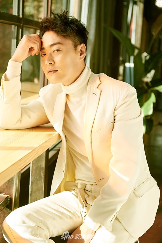 张桐初冬西装写真帅气迷人 白马王子感爆棚