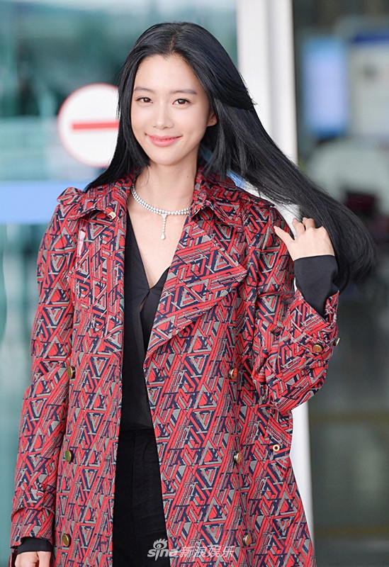 组图:行走的时尚!clara克拉拉现身机场御姐范十足