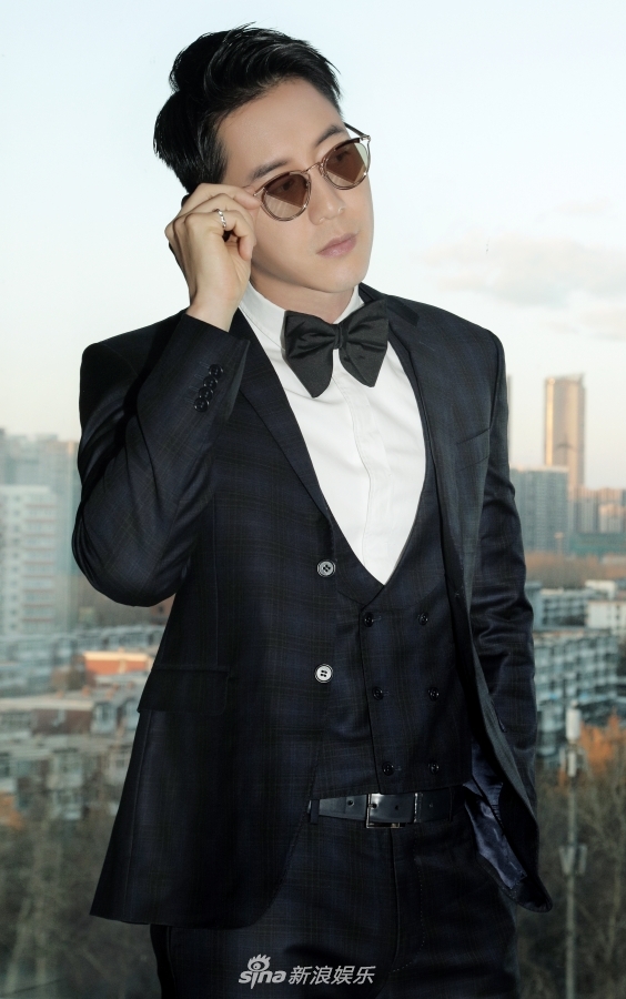 近日,双语王子陈正飞andy拍摄了一组冬日大片,在这组照片中,陈正飞