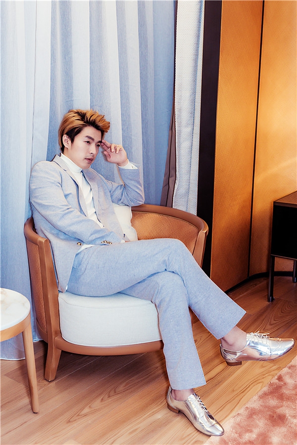 组图:李威低调现身慈善之夜 捐出收藏品助力公益_高清图集_新浪网