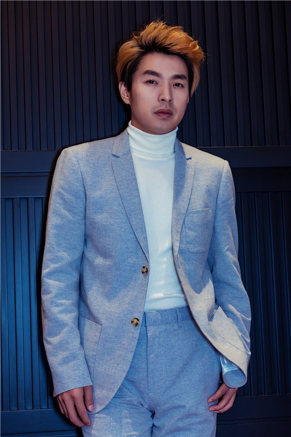 李威低调现身慈善之夜 捐出收藏品助力公益