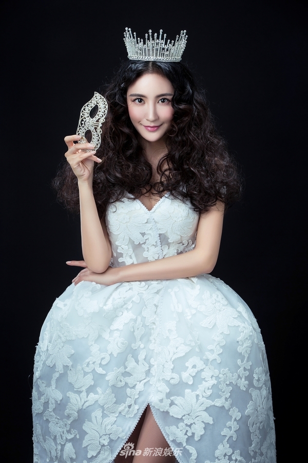 新浪娱乐讯 近日,知名演员谢闻轩在生日之际曝光了一组唯美写真.