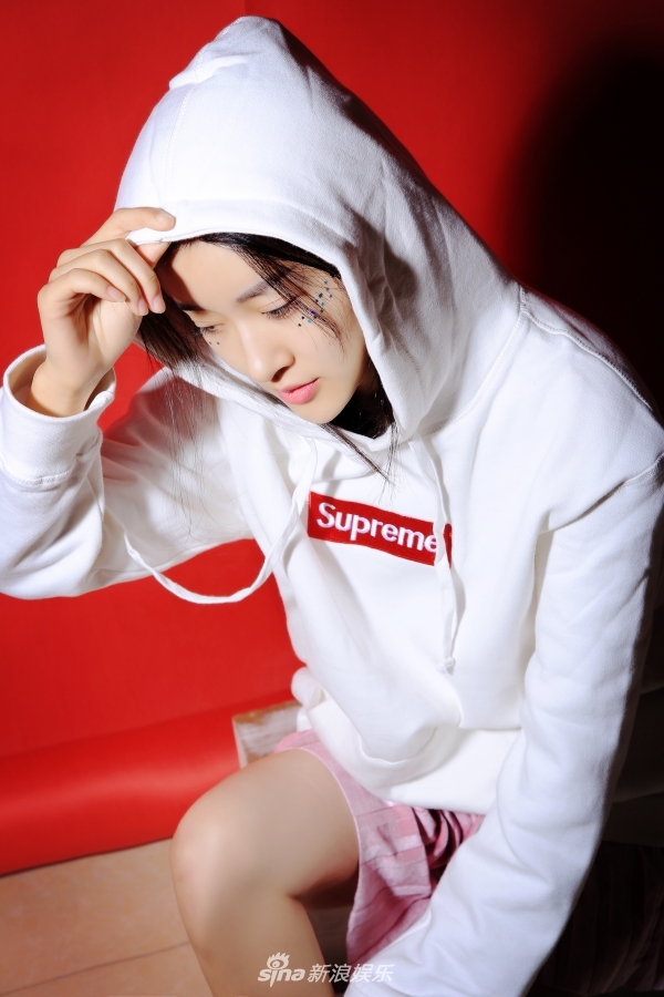 组图: 鬼马少女范儿 于凤娇眼神清澈气质灵动