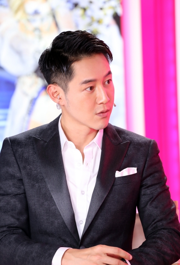 组图陈正飞现身维密直播间与何穗分享天使食谱