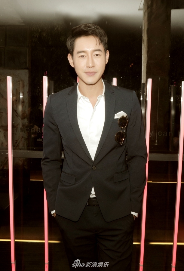 组图陈正飞现身时尚酒会笑容灿烂亲和力足