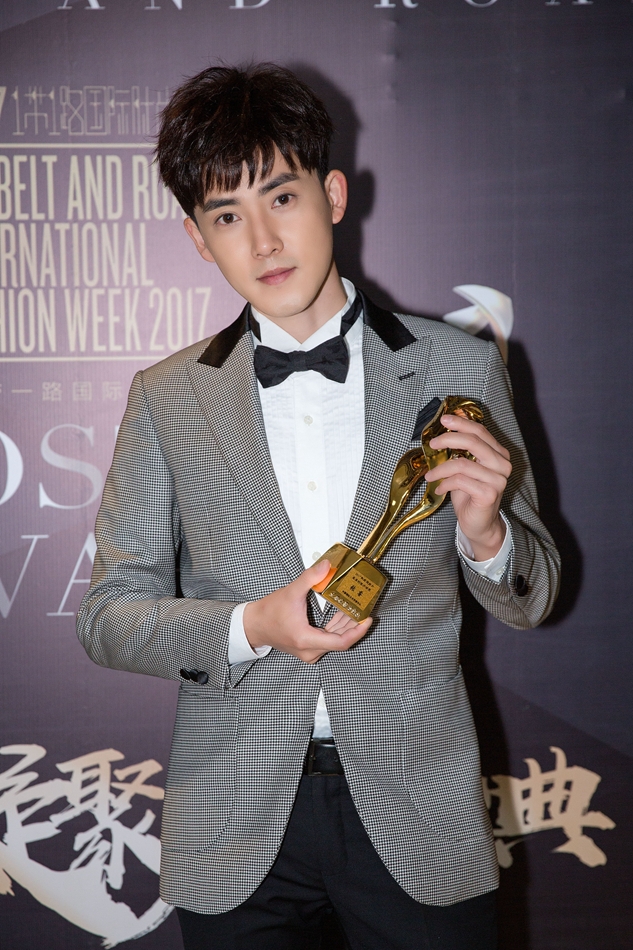 组图:张睿帅气亮相一带一路盛典 绅士优雅斩获两大殊荣
