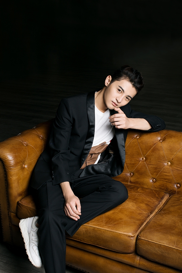 组图:周骏超酷帅写真魅力难挡