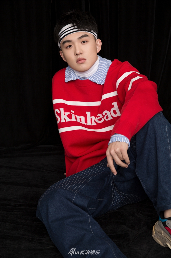 新浪娱乐讯 近日,00后小戏骨郑伟一组红色嘻哈写真曝光,照片中郑伟身