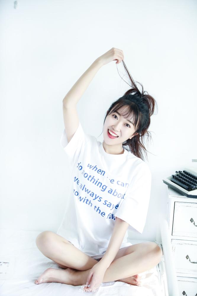 组图:蕊希曝治愈系居家写真   清新萌动暖化人心