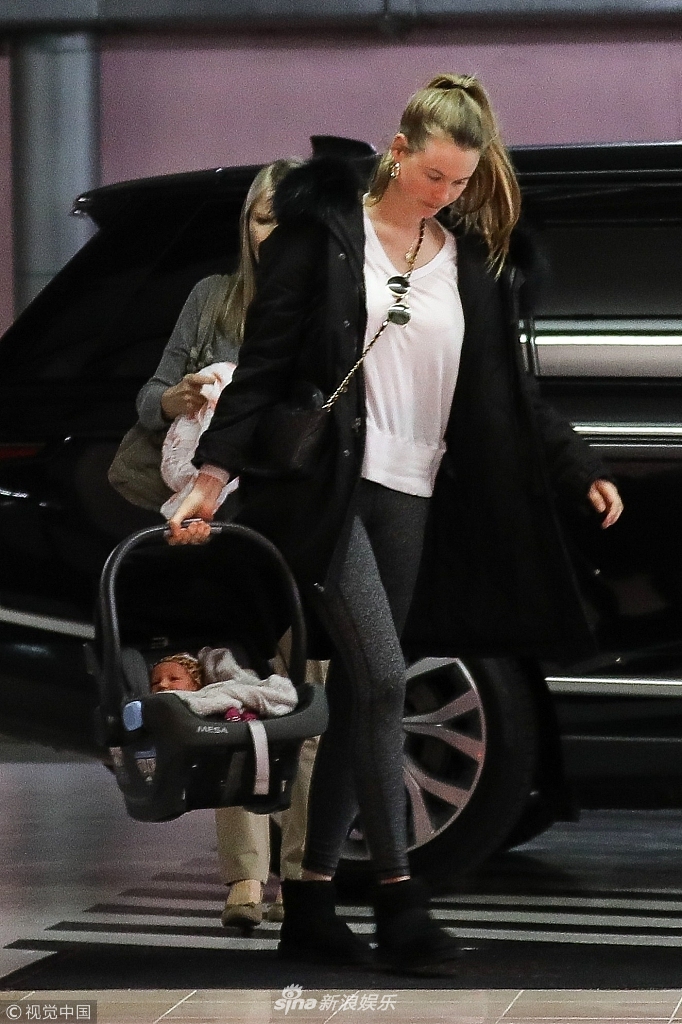 小南瓜贝哈蒂·普林斯露(behati prinsloo )带刚出生的小婴儿现身一家