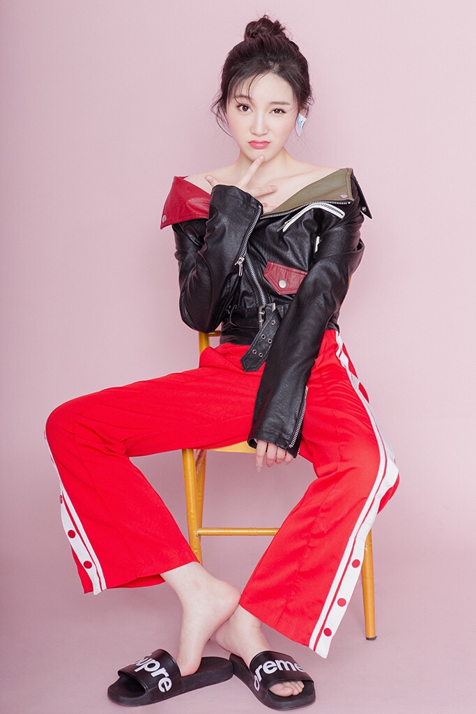 照片中,金梦杨身着黑色皮衣,红色运动裤,时尚靓丽.