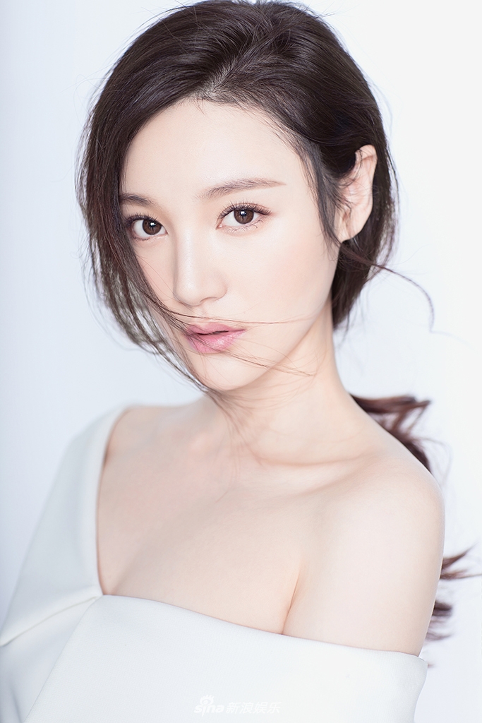 组图:金梦杨纯白写真发布 小露香肩清纯动人