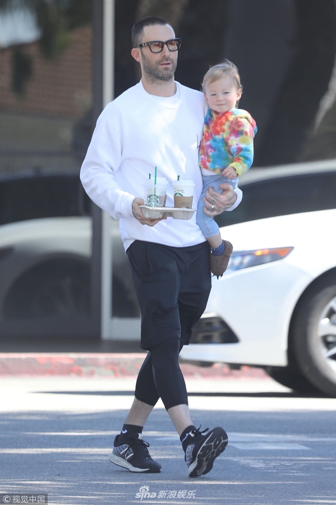 组图:亚当·莱文单手抱萌娃"爸爸力"十足 小公举笑容超q萌