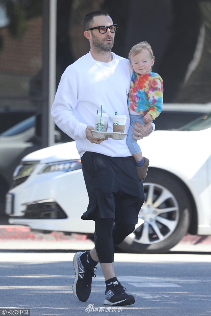 4/ 19新浪娱乐讯 洛杉矶时间2018年3月6日,亚当·莱文(adam levine)和