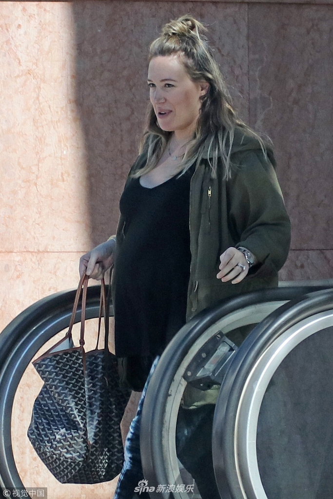 组图:海莉·达夫发福变水桶腰大象腿 不顾形象与朋友街头尬聊