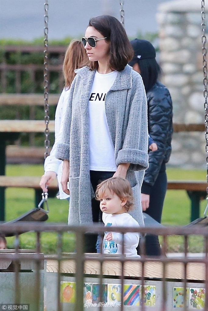组图米拉库妮丝抱儿子举高高母爱爆棚儿子心不在焉看向远方