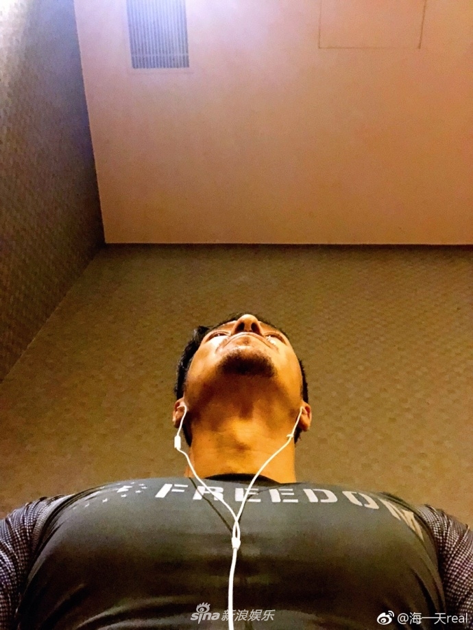 组图:海一天晒胸肌秀好身材 网友大赞"大叔身材榜样"