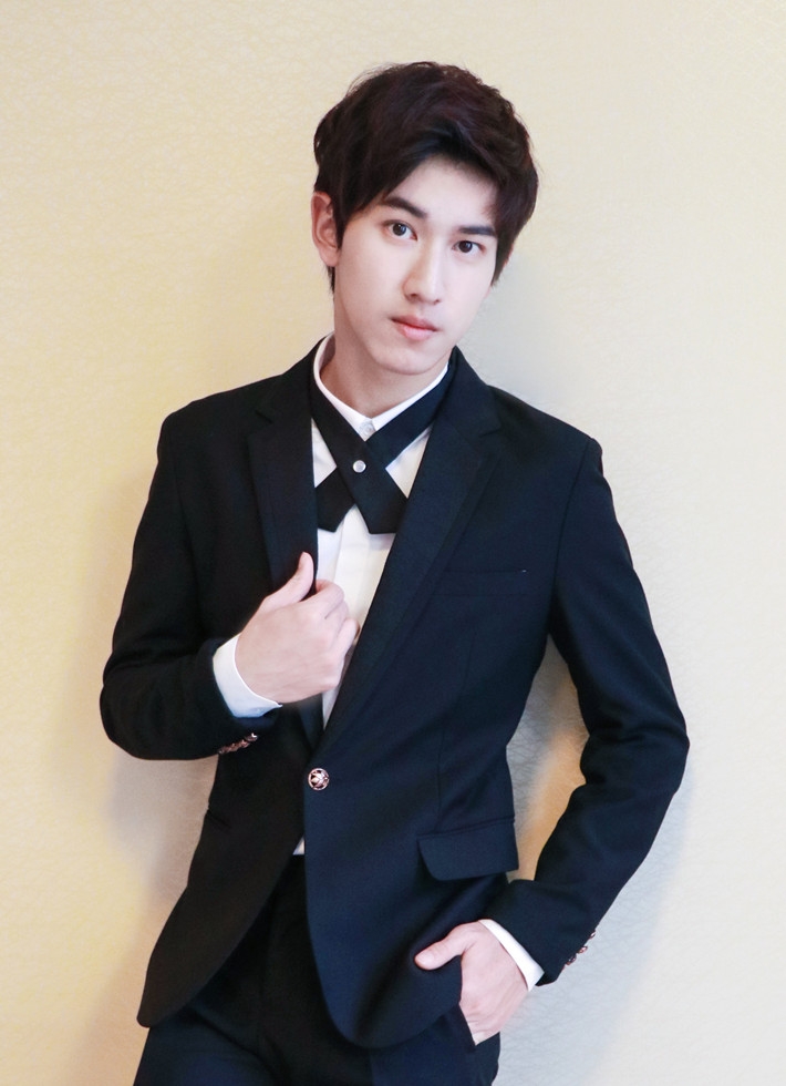 陈柯帆16岁帅气席卷风尚盛典 花季正太热心助力公益