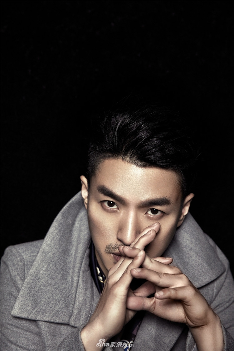 新浪娱乐讯 近日,实力演员李威曝光了一组最新质感大片,灰色大衣搭配