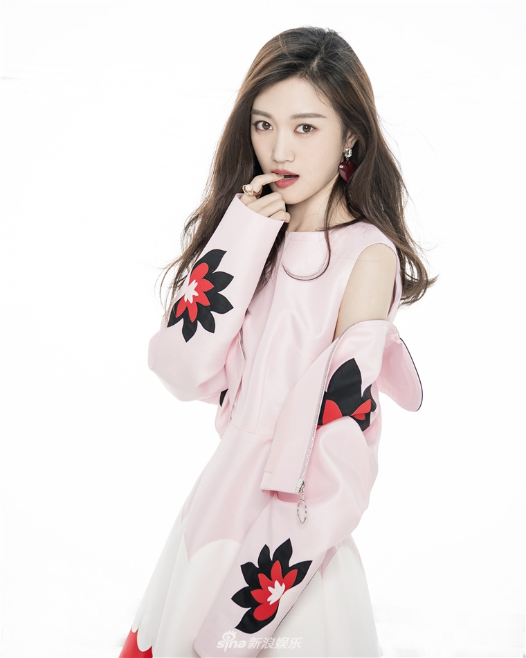 组图:侯佩杉曝光时尚大片 清新甜美人比花娇_高清图集_新浪网