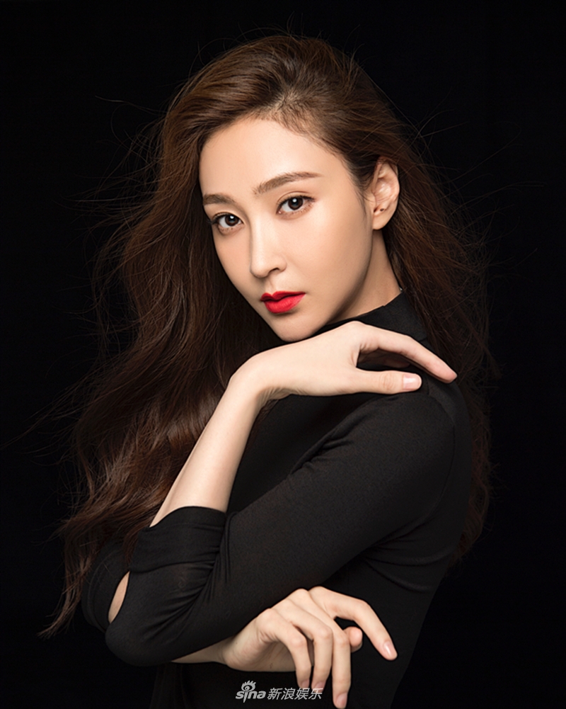 组图:气质女星殷飞时尚写真 五官极致完美